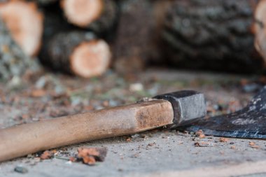 Balta ve yakacak odun. Baltayı odun yatıyor. Bir ağaç bölme için balta.