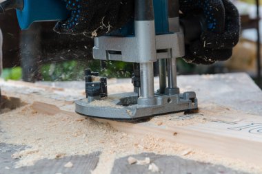 freze ahşap. Adam bir ağaç fabrikaları. ahşap oyma