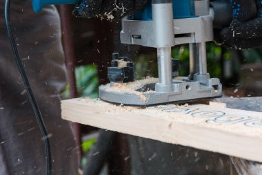 freze ahşap. Adam bir ağaç fabrikaları. ahşap oyma