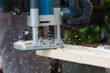 freze ahşap. Adam bir ağaç fabrikaları. ahşap oyma