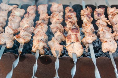 Şiş kebap bir mangal üzerinde yanmış. Şiş kebap hazırlanması. şiş kebap yavru