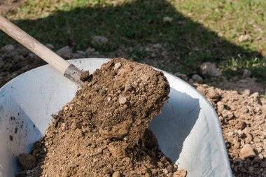 Dünya ile Bahçe el arabası. Bir el arabası yapımı için Earth'te doldurmak için.