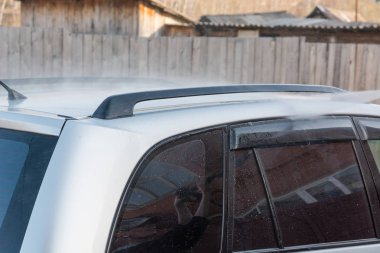 Yüksek basınç aparatı ile araba yıkamak için. Araba ev koşullarında su ile yıkamak için