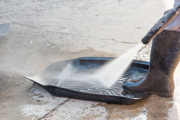 Lavar Tapetes Borracha Automóvel Com Aparelho Alta Pressão Homem Lava — Fotografia de Stock