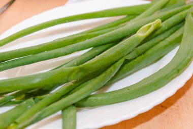 yeşil soğan. soğan dilimlenmiş. salata hazırlık