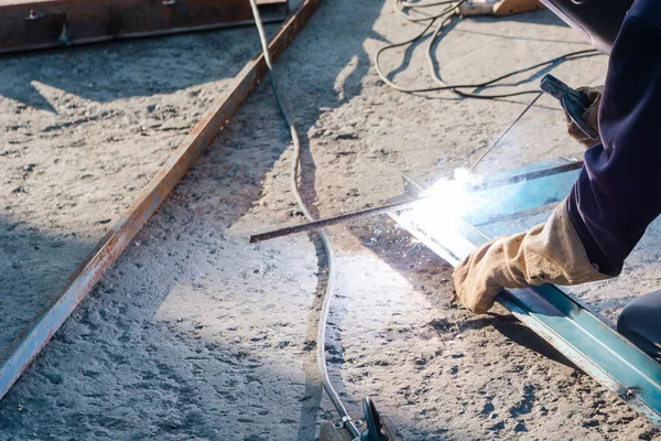 温顺的焊工 焊机焊接熨斗 焊机焊接金属 金属焊接机 — 图库照片