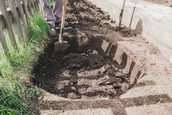 bir delik kürek. Bir çukur kazmak için. Bir bahçede bir çukur kazmak.