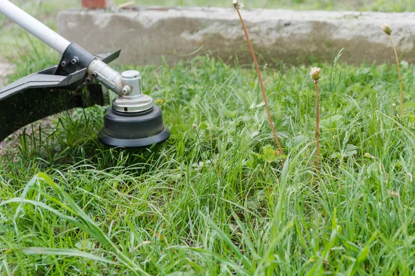 Ein Gras Mähen Rasenmäher Einen Rasen Mähen Der Mann Mäht — Stockfoto