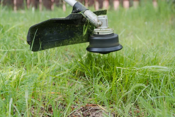 Untuk Memotong Rumput Pemotong Rumput Untuk Memotong Rumput Pria Itu — Stok Foto