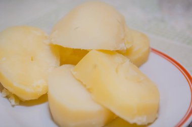 Haşlanmış patates. Pişmiş sebze. Diyet yiyecek. Ev yemekleri.