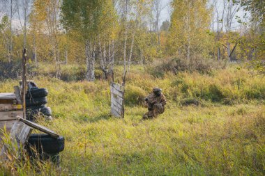 Bir paintball oyununda. Boya ile topları vurmak için. Ateş bir paintball. Aktif oyun.