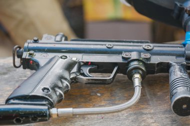 Bir paintball oyununda. Bir paintball silahı. Ateşleme avans. Marker