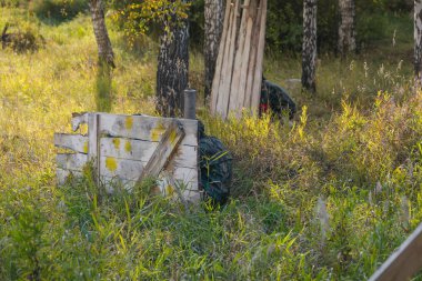 Bir paintball oyununda. Boya ile topları vurmak için. Ateş bir paintball. Aktif oyun.