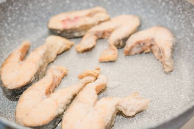 Balık olmak kızarmış pan. Dilim kızarmış balık. Balık unu olmak kızarmış pan. Kızarmış balık