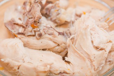 Tavuk haşlanmış et. Bir Türkiye'nin et. Parçalar üzerinde kesilmiş tavuk.