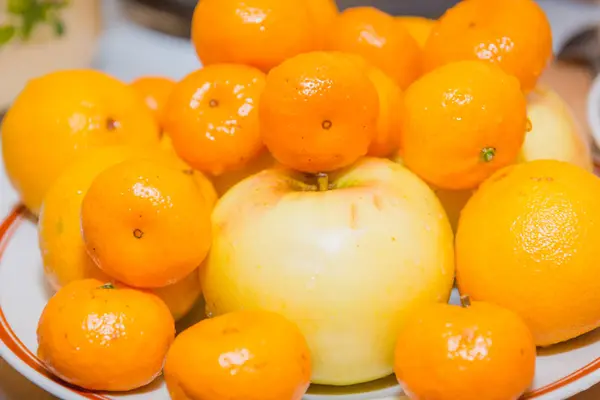 Mandarinenfrüchte Mandarinen Liegen Auf Einem Tisch Frisches Obst Orangen Mit — Stockfoto