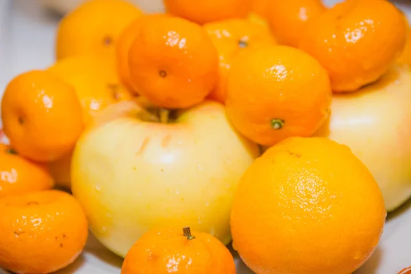 Mandarinenfrüchte Mandarinen Liegen Auf Einem Tisch Frisches Obst Orangen Mit — Stockfoto