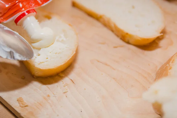 Pane Con Salsa Una Fetta Pane Con Maionese Con Salsa — Foto Stock