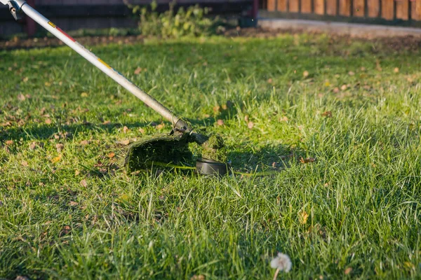 Seorang Pria Musim Panas Memotong Rumput Dengan Pemangkas Atau Mesin — Stok Foto