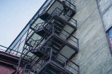 Eski merdiven top. Top bir paslı demir merdiven.