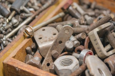 somun civata bir kutu içinde yalan. Otomobil somun ve civata