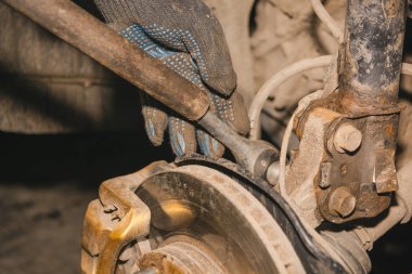 Fren disk tamiri. Arabanın fren disk