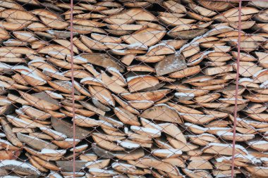 Odun bir woodpile içinde. Odun kar altında. Yakacak odun dokusu. Yakacak odun çok.