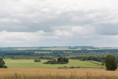 Güzel alan tarlaları ile. Güzel görünümü alan ve bulutlar