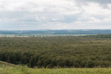 Güzel alan tarlaları ile. Güzel görünümü alan ve bulutlar