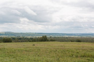 Güzel alan tarlaları ile. Güzel görünümü alan ve bulutlar