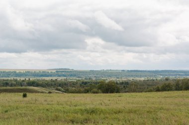 Güzel alan tarlaları ile. Güzel görünümü alan ve bulutlar