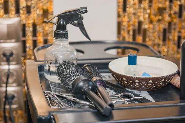 Die Werkzeuge Die Der Friseur Bei Seiner Arbeit Verwendet — Stockfoto