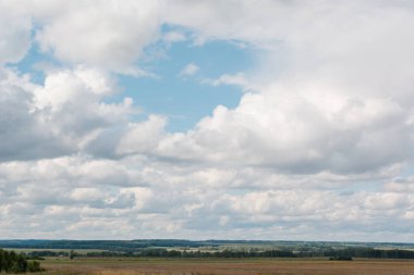 Alan büyük gri bulutlar. Bir sürü bulutlar ufuk için. Rus doğa