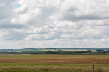 Alan büyük gri bulutlar. Bir sürü bulutlar ufuk için. Rus doğa