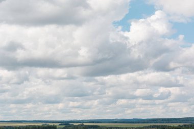 Alan büyük gri bulutlar. Bir sürü bulutlar ufuk için. Rus doğa