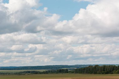 Alan büyük gri bulutlar. Bir sürü bulutlar ufuk için. Rus doğa