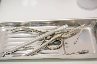 Tıbbi araçlar içinde bir tepsi. Çivi işleme araçları.