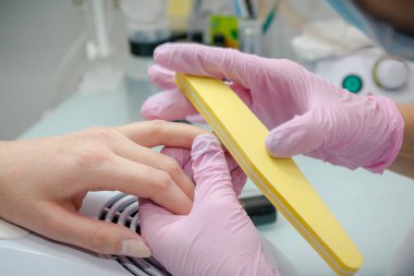 Çivi işleme. Güzellik Salonu çivi kapalı kız biler. Çivi ile çalışmak