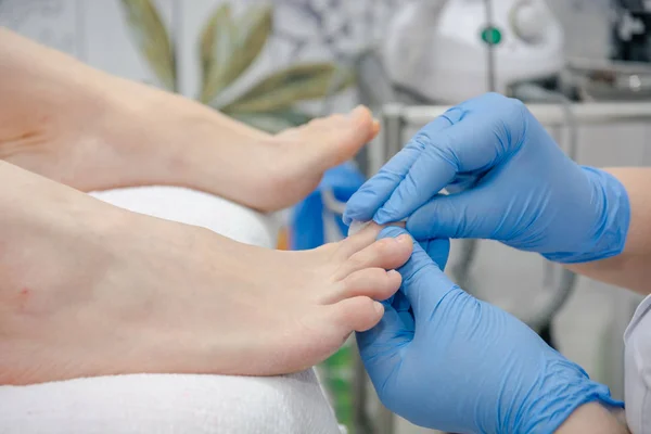 Salonda kız için pedikür yapın. Güzellik Salonu bir pedikür. Güzel tırnaklar ayakta.