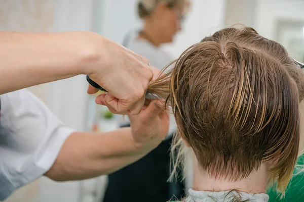 女の子は美容室にカットされます 美容院での髪型 美しいヘアスタイル — ストック写真