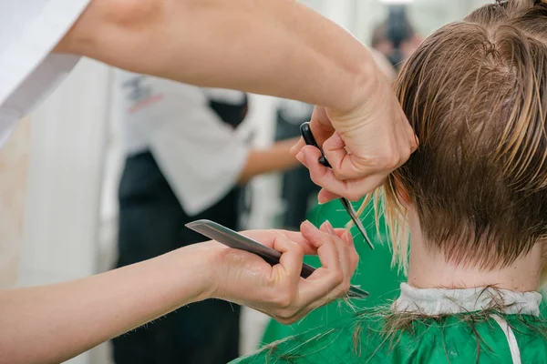 女の子は美容室にカットされます 美容院での髪型 美しいヘアスタイル — ストック写真