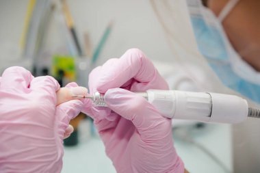 Kesmek için makine çivi. Tırnak Güzellik Salonu içinde belgili tanımlık makine işleme. Çivi işlenmesi.