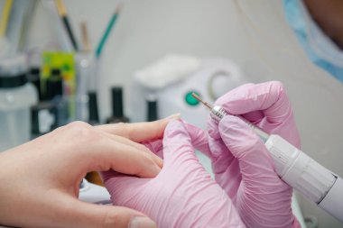 Kesmek için makine çivi. Tırnak Güzellik Salonu içinde belgili tanımlık makine işleme. Çivi işlenmesi.