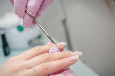 Vernik çivi koyarak. Güzellik Salonu çivi işleme. Güzellik Salonu çivi boya için.