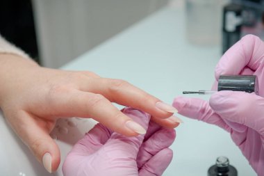 Vernik çivi koyarak. Güzellik Salonu çivi işleme. Güzellik Salonu çivi boya için.