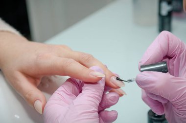 Vernik çivi koyarak. Güzellik Salonu çivi işleme. Güzellik Salonu çivi boya için.