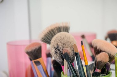 Bir makyaj için fırçalar. Bir makyaj çizmek için çeşitli fırçalar. Güzellik salonu aksesuarları.