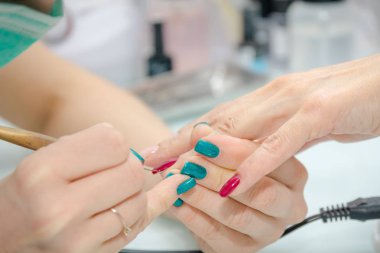 Vernik çivi koyarak. Güzellik Salonu çivi işleme. Güzellik Salonu çivi boya için.