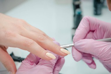 Vernik çivi koyarak. Güzellik Salonu çivi işleme. Güzellik Salonu çivi boya için.