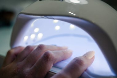 Tırnak kurutma makinesi. Manikür için aksesuarlar. Akrilik makinesi, kurutma.